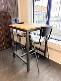 Bartafel met 2 barstoelen