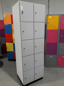 Grijze locker met 10 deurtjes