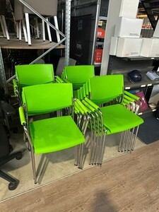 Partij licht groene kunststof kantine stoelen