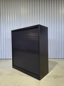 Roldeurkast 143,5x120x45cm.