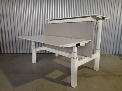 Gispen bureau zit/sta DUO 160x80cm. Wit. Met beige scheidingswand